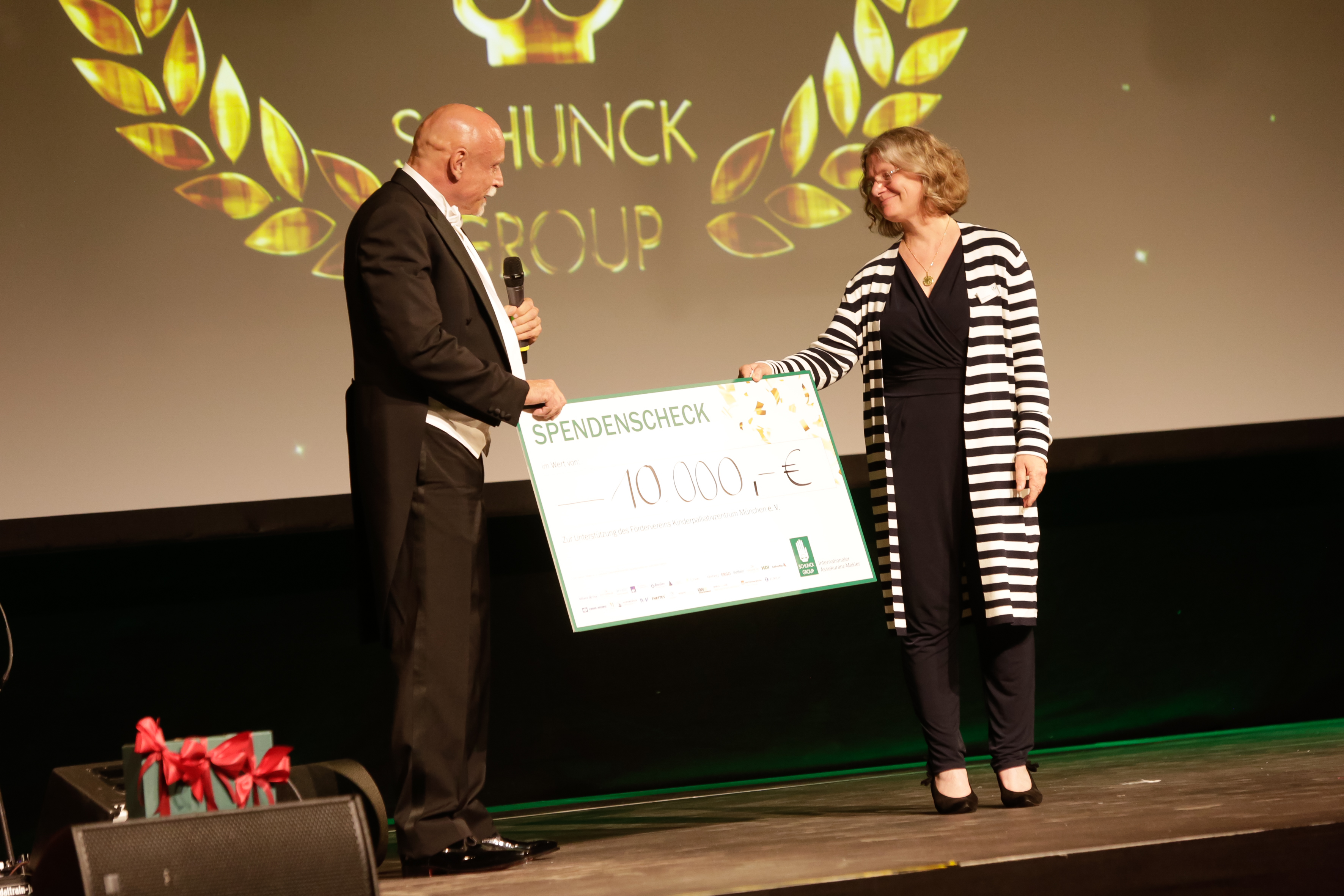 A donation of 10,000 euros was handed over to the Förderverein Kinderpalliativzentrum München e. V. (Children's Palliative Center Munich).