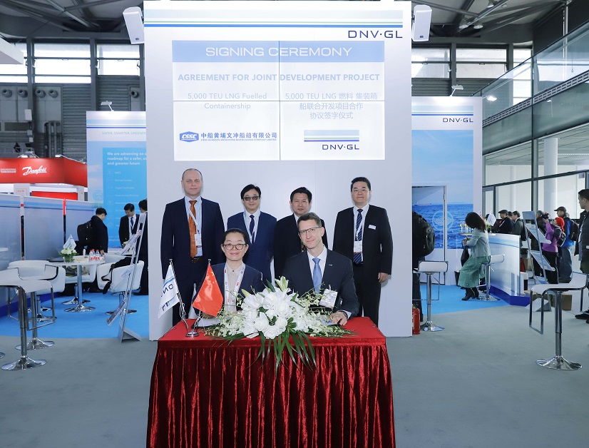 Ms Wu Ronghui of HPWS and Falk Rothe of DNV GL sign the JDP agreement on a 5,000 TEU dual-fuel containership