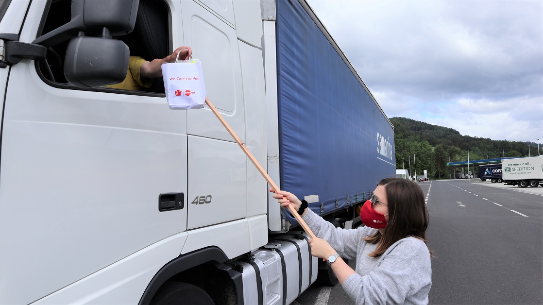 free-masks-and-suppleies-'handed'-to-drivers