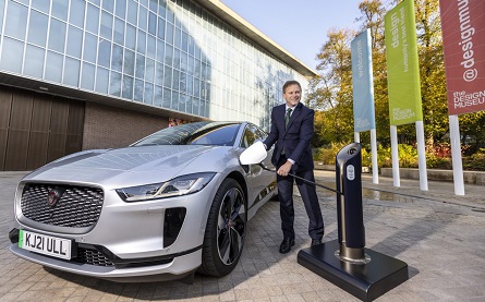 Grant Shapps demostrates the new iconic charging point