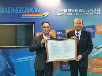 George Chiou, President of Dimerco Express Corporation, receives the ISO 14064-1 certification from certifying agency DNV. 