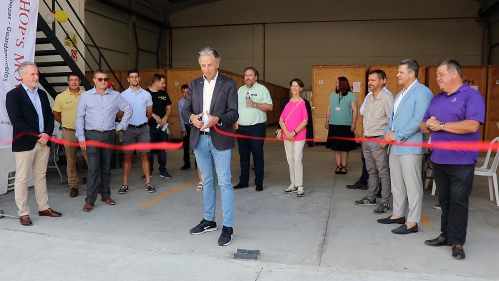 Jesse-van-Sas-FIDI-cutting-the-ribbon