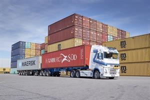 The truck with two trailers is 32m long and can handle a gross combination weight of 74 tonnes. The truck with two trailers is 32m long and can handle a gross combination weight of 74 tonnes.