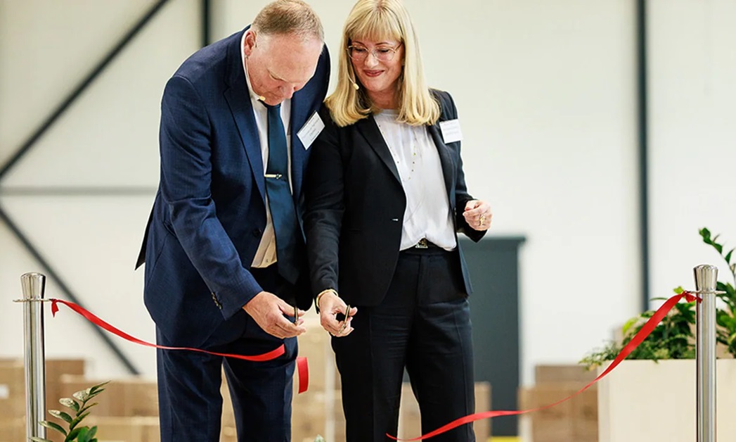 Birna Odefors cutting the ribbon with John E Nybord